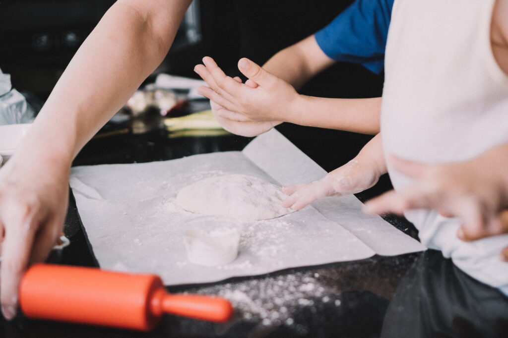 Příprava na válení těsta na domácí pizzu
