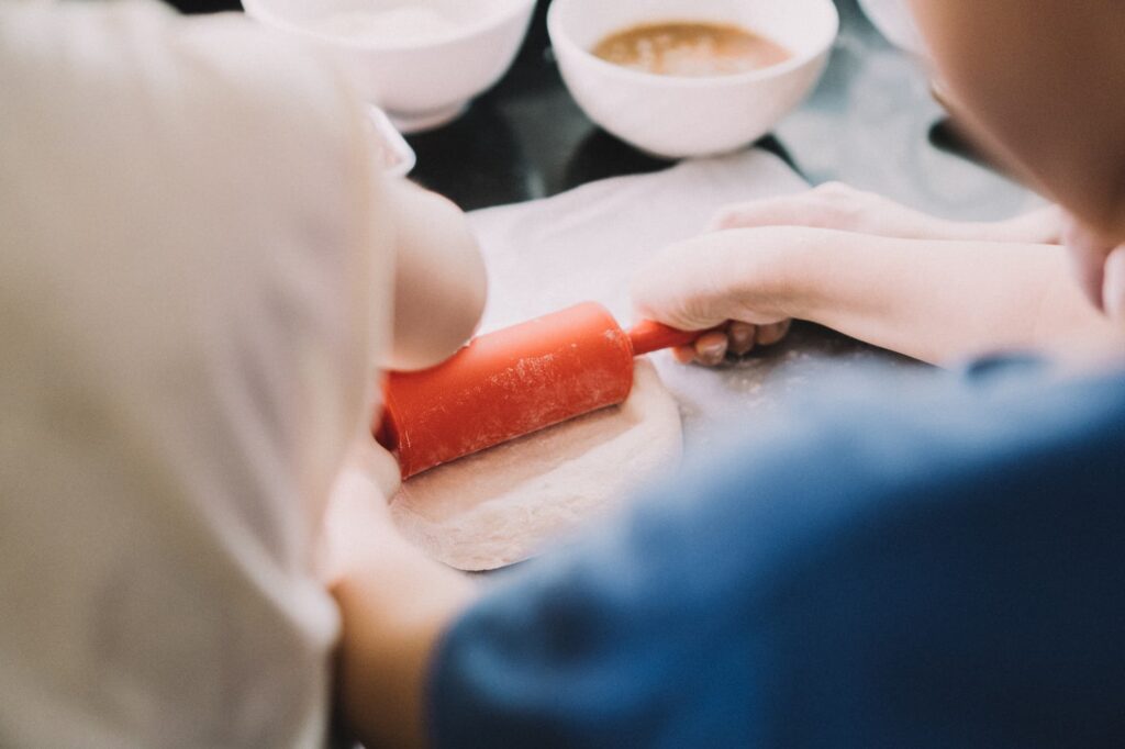 Válení těsta na domácí pizzu