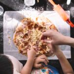 Příprava a zdobení domácí pizzy