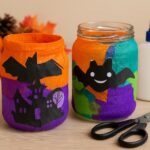 Halloweenský lampion ze sklenice polepené krepovým papírem