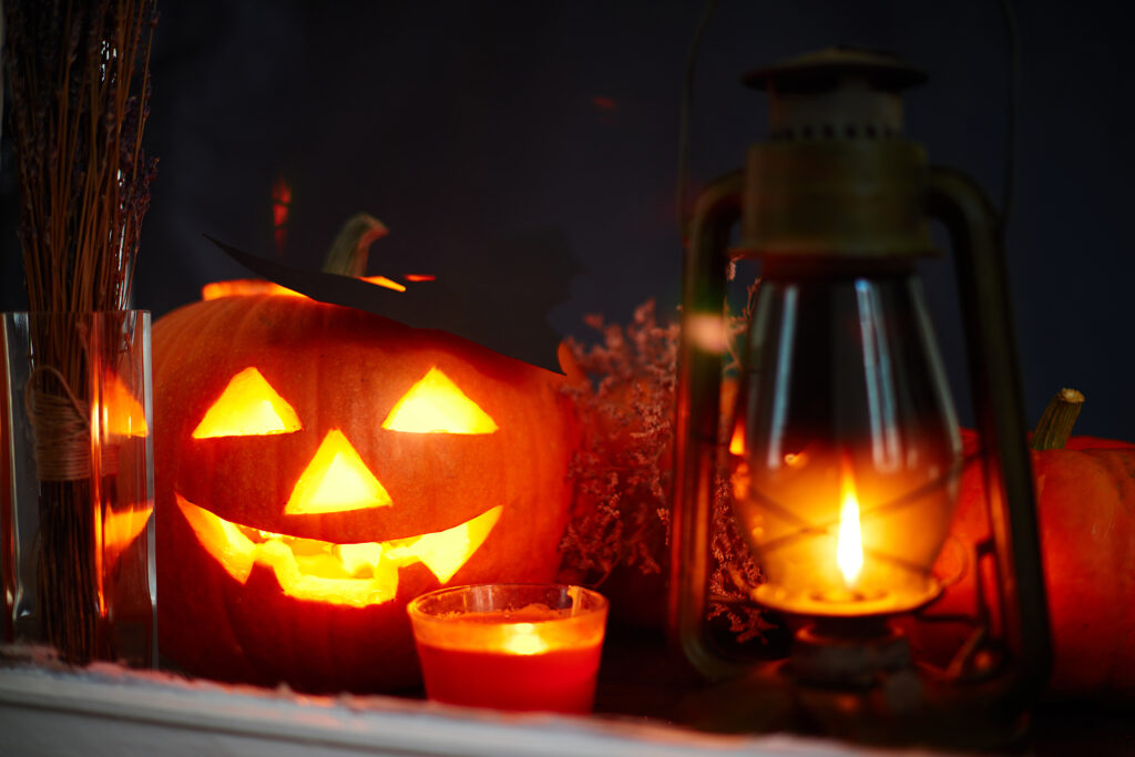 Rozsvícená Halloweenská dýně za oknem