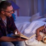 Tatínek čte pohádku před spaním