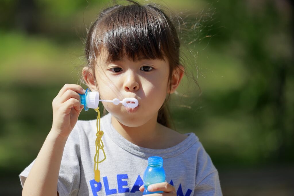 Dívka foukající bubliny