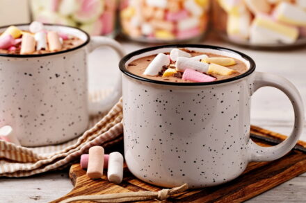 Domácí horká čokoláda s obláčky (marshmallows)