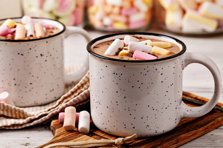 Domácí horká čokoláda s obláčky (marshmallows)