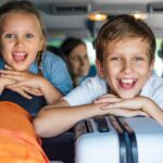 Děti cestující v autě.