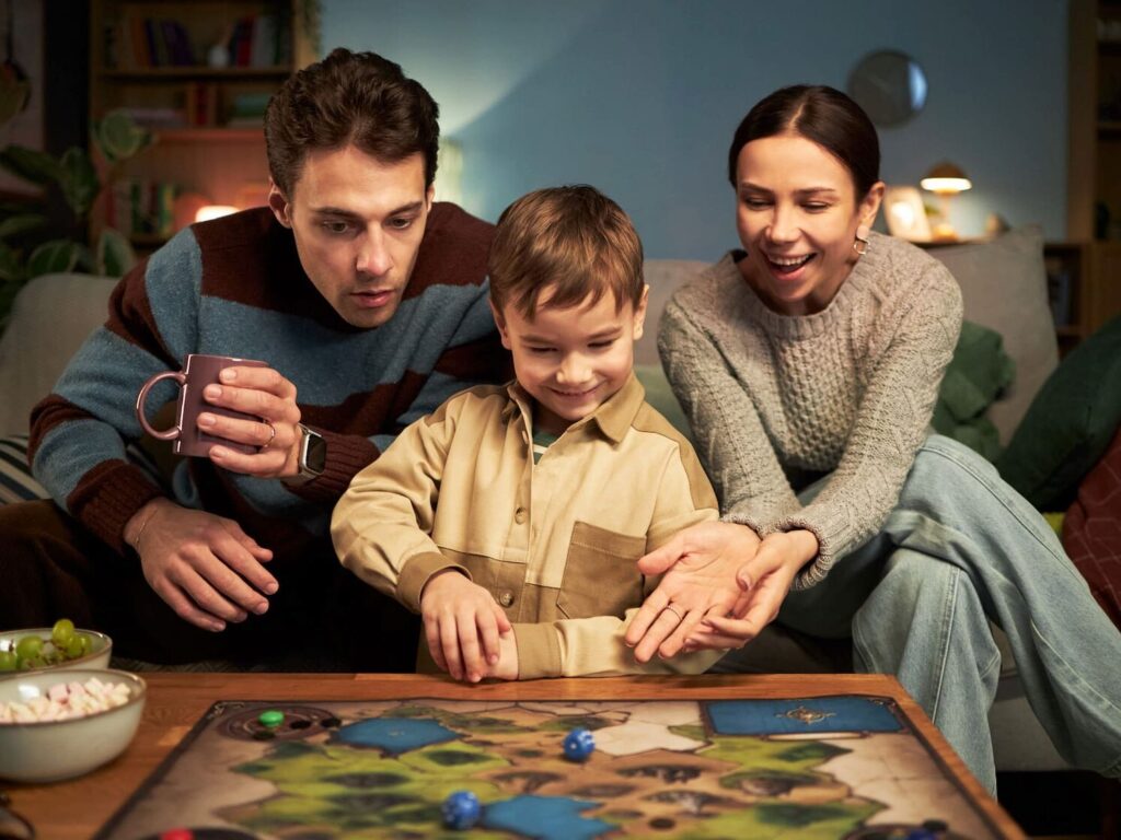 Rodina hraje deskovou hru.