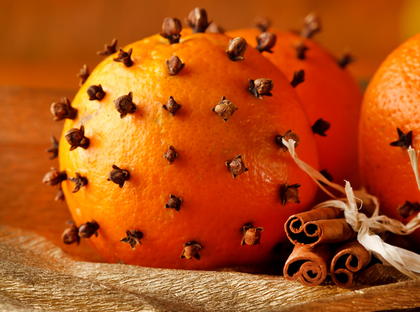 Pomeranč zdobený napíchaným hřebíčkem. Se skořicí.