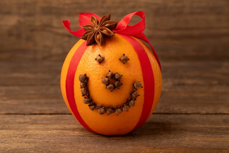 Vánoční pomeranče zdobené hřebíčkem