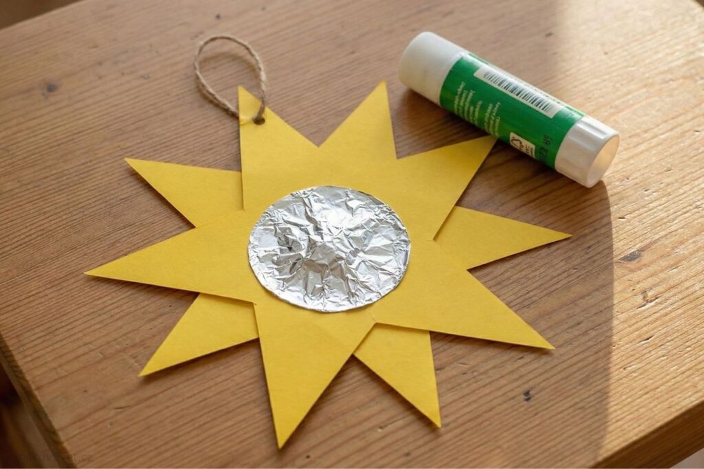 Vánoční hvězda vyrobená z papíru. Slepená a připravená k zavěšení.