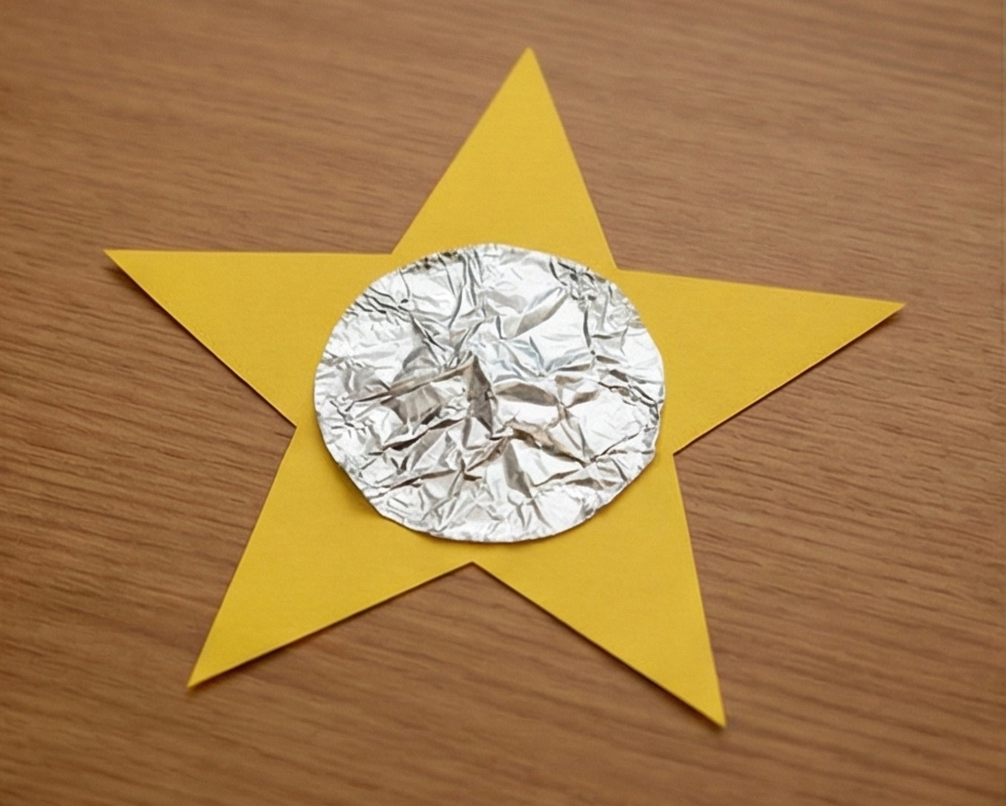 Vánoční hvězda: Do středu vystřihnuté hvězdy nalepte střed