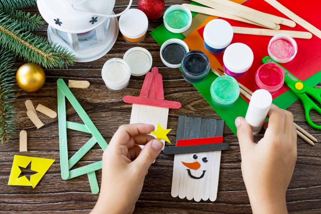 Lepení detailů na sněhuláka a Santu, přidání hvězdy na klobouk.