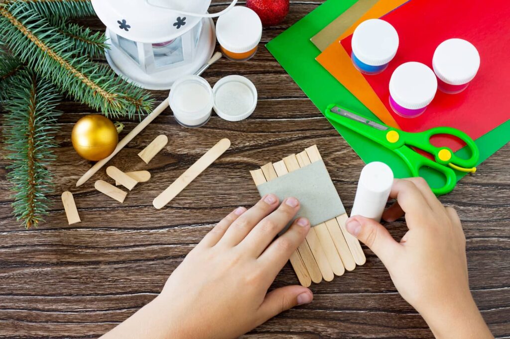 Lepení dřívek k sobě pomocí příčného kusu pro zpevnění.