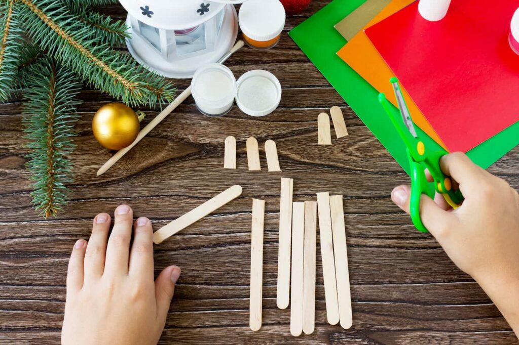 Stříhání dřevěných špachtlí nůžkami na menší kousky.