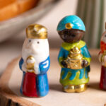 Figurky tří mudrců - tří králů, stojící na dřevěné podložce.