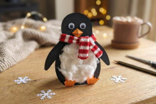 Huňatý tučňák z vaty a papíru