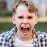 Portrét křičícího teenagera