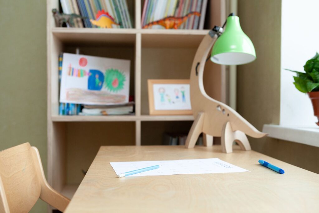Správně osvětlený dětský psací stůl s lampičkou umístěnou vlevo.