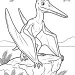 Černobílá lineární kresba Pterodactyla na útesu, nad kterým je na obloze usměvavé slunce s paprsky a siluety letících dinosaurů.